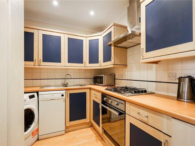 Apartment for sale in Cat Hill, England