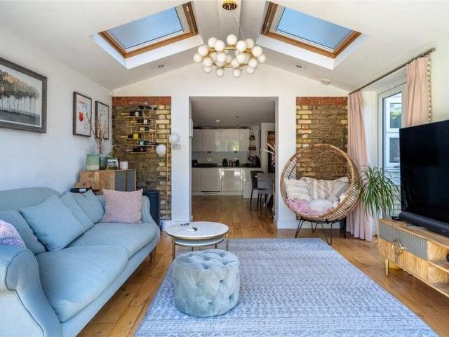 Apartment for sale in Cat Hill, England