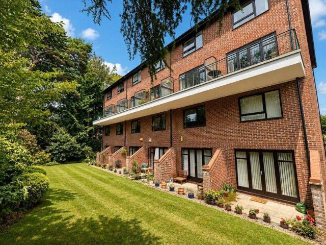 Apartment for sale in Poole, Bournemouth, Christchurch and Poole