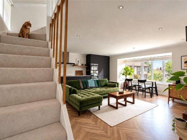 Apartment for sale in Cat Hill, England