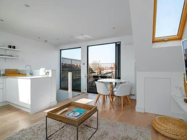 Apartment for rent in West Kensington, Greater London