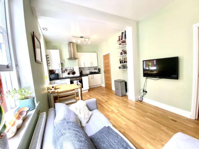 Apartment for rent in Lyons, Greater London