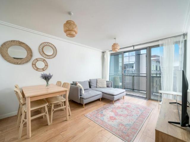 Apartment for rent in London Borough of Ealing, Park Royal