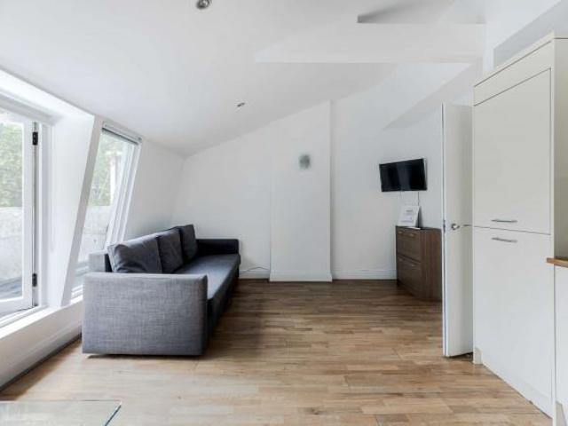 Apartment for rent in Lyons, Greater London