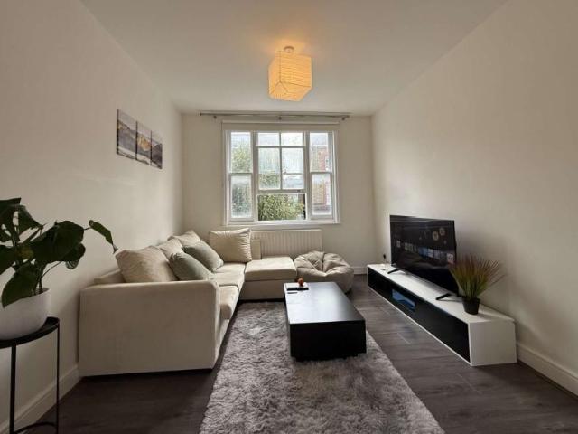 Apartment for rent in Lyons, Greater London