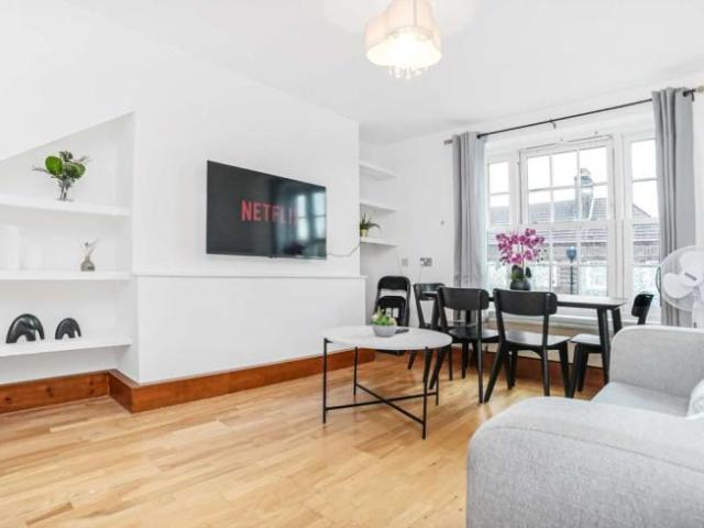 Apartment for rent in Lyons, Greater London