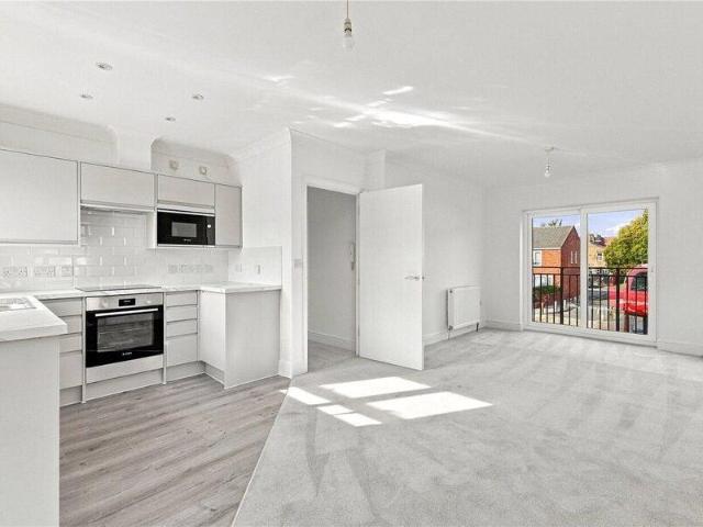 Apartment for sale in Cat Hill, England