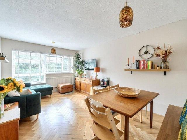 Apartment for sale in Cat Hill, England
