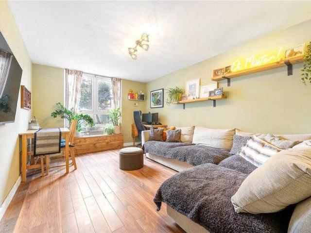 Apartment for sale in Cat Hill, England