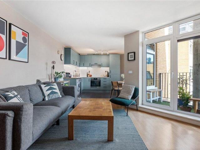 Apartment for sale in Cat Hill, England