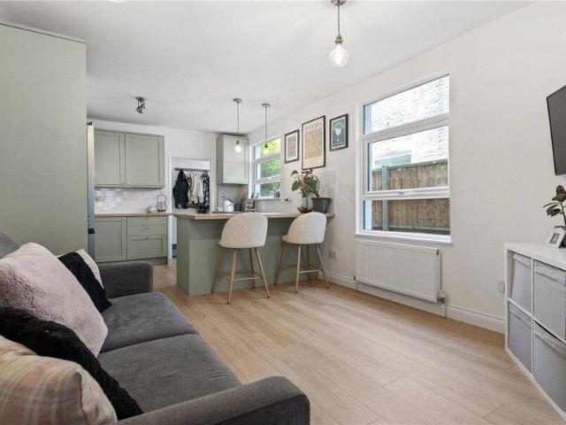 Apartment for sale in Cat Hill, England