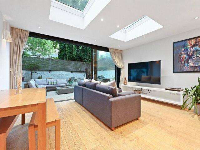 Apartment for sale in Cat Hill, England