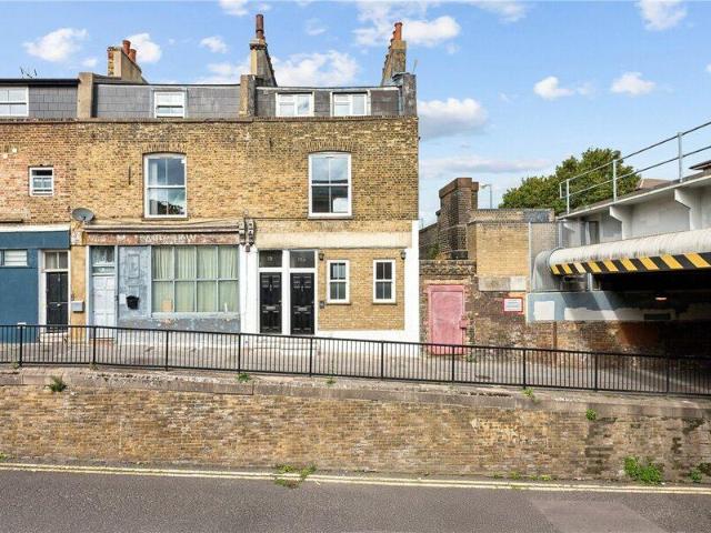 Apartment for sale in Cat Hill, England