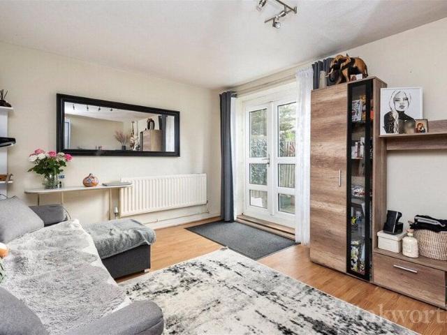 Apartment for sale in Cat Hill, England
