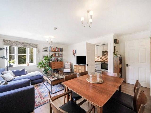 Apartment for sale in Cat Hill, England
