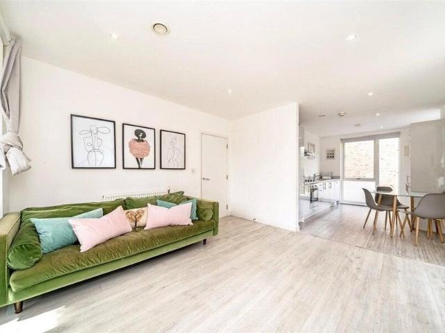 Apartment for sale in Cat Hill, England