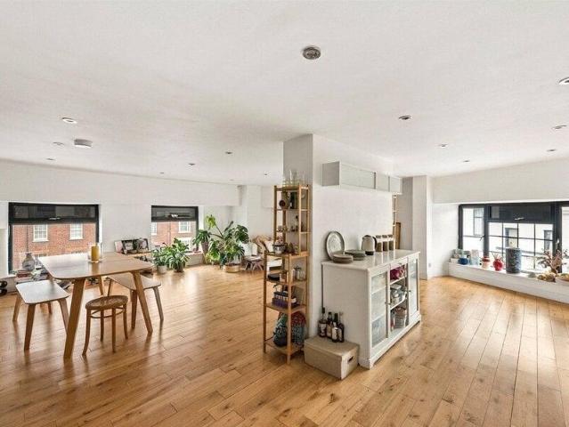 Apartment for sale in Cat Hill, England