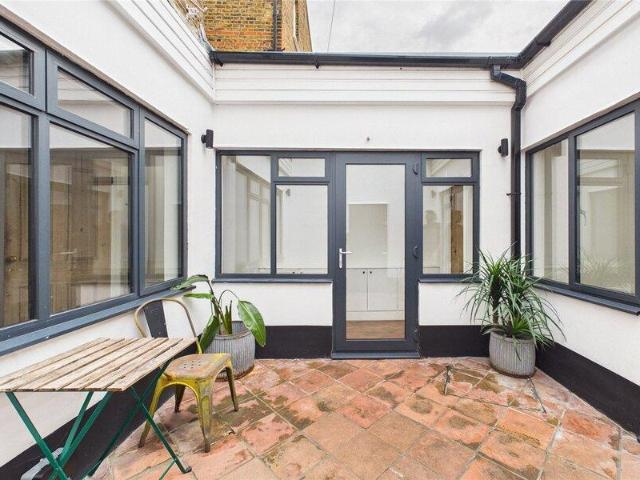 Apartment for sale in Cat Hill, England
