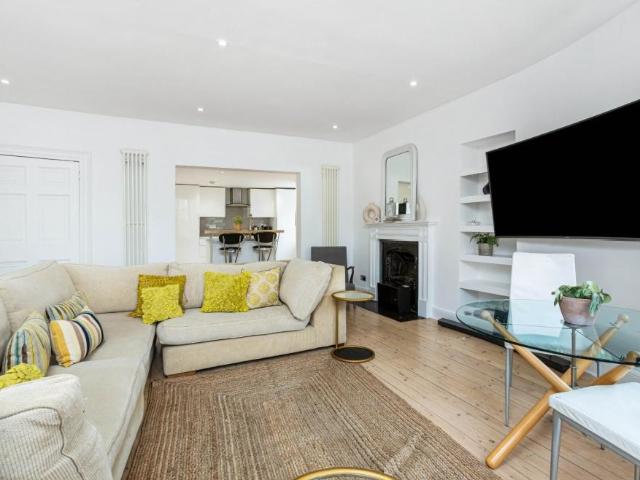 Apartment for rent in Mortlake, Greater London