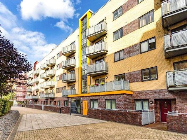 Apartment for sale in Cat Hill, England