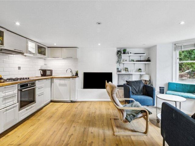 Apartment for sale in Cat Hill, England