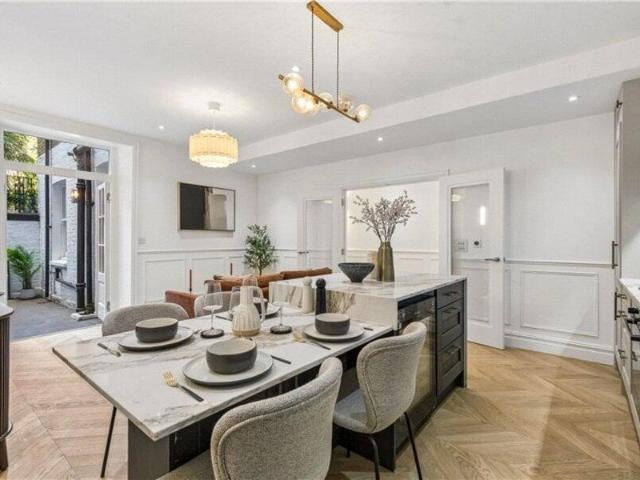 Apartment for sale in Cat Hill, England