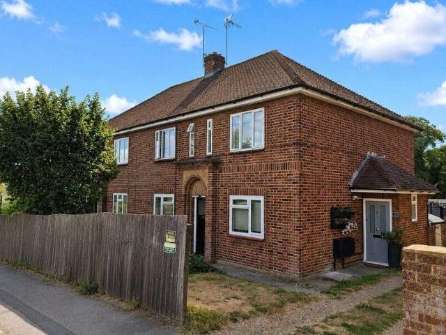 Apartment for sale in Oakleigh Park, Greater London