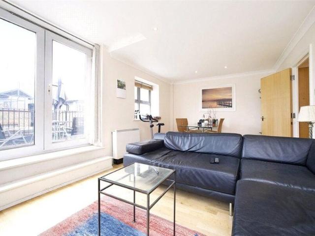 Apartment for sale in Cat Hill, England