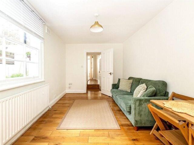 Apartment for rent in Cat Hill, England