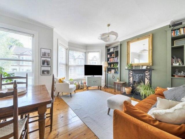 Apartment for sale in Cat Hill, England