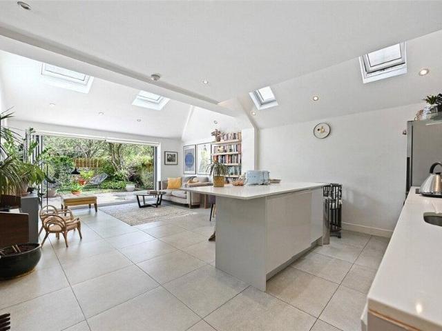 Apartment for sale in Cat Hill, England