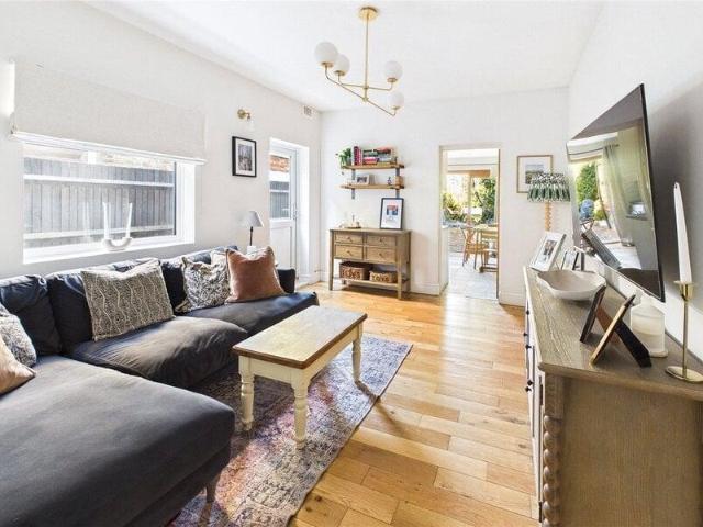 Apartment for sale in Cat Hill, England