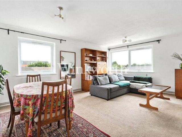 Apartment for sale in Cat Hill, England