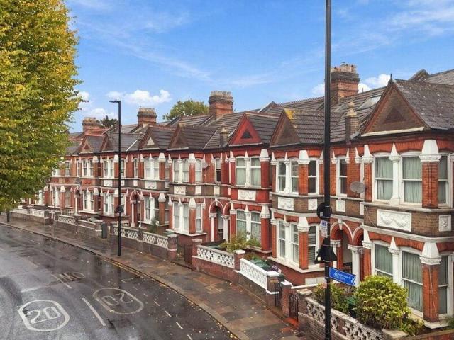 Apartment for sale in Cat Hill, England