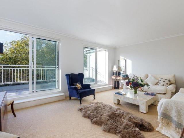 Apartment for sale in Cat Hill, England