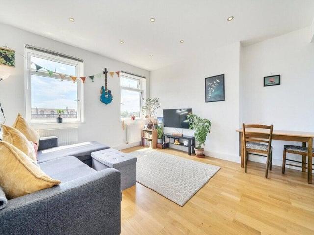 Apartment for sale in Cat Hill, England