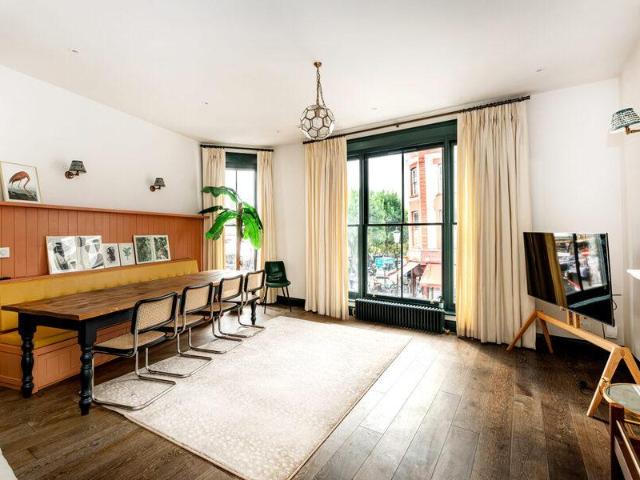 Apartment for sale in Cat Hill, England