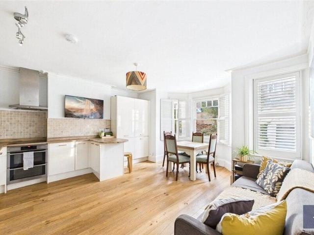Apartment for sale in Cat Hill, England