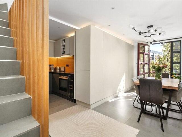 Apartment for sale in Cat Hill, England