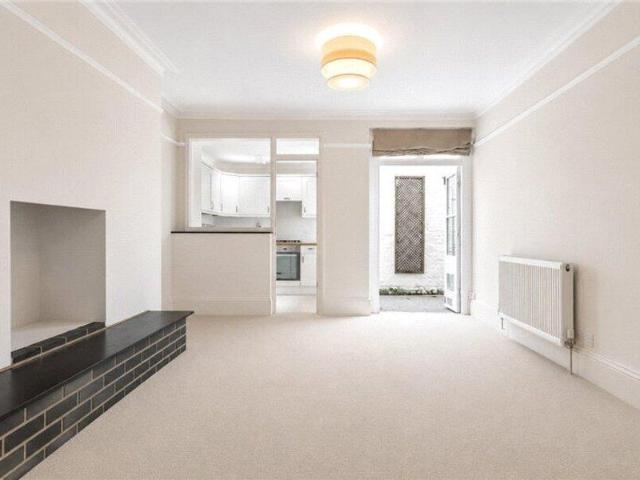 Apartment for sale in Cat Hill, England