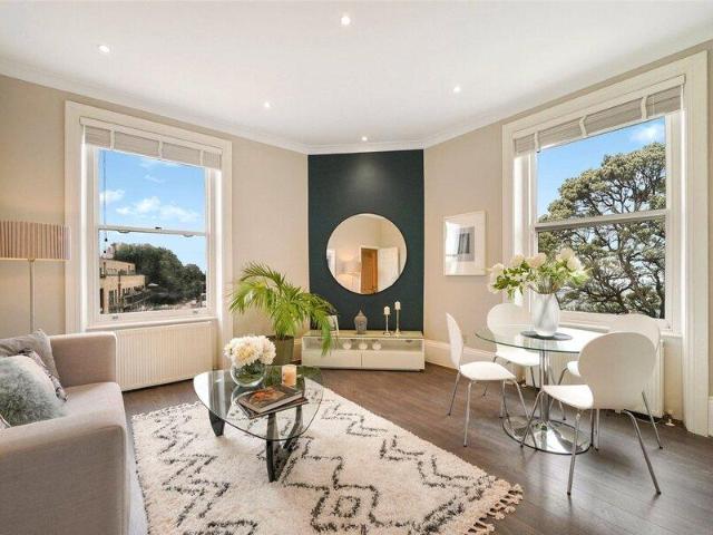 Apartment for sale in Cat Hill, England