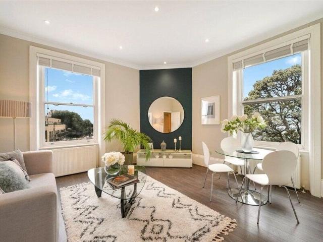 Apartment for sale in Cat Hill, England