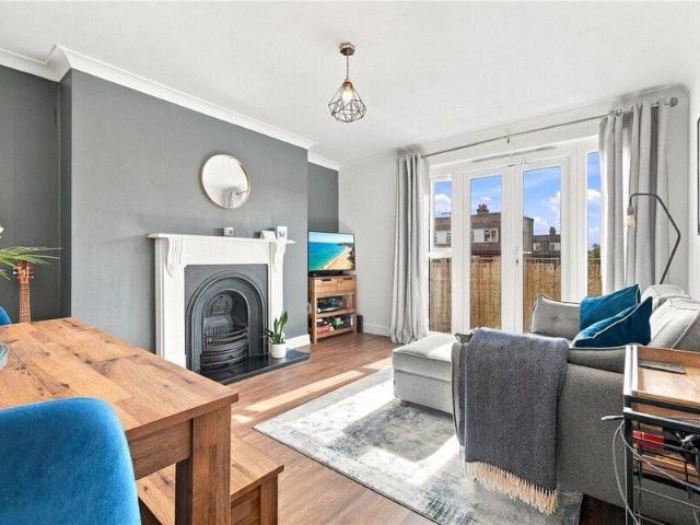 Apartment for sale in Cat Hill, England