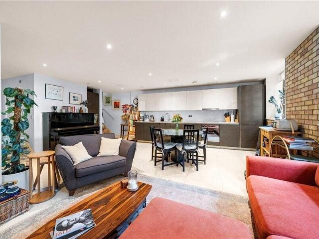 Apartment for sale in Cat Hill, England