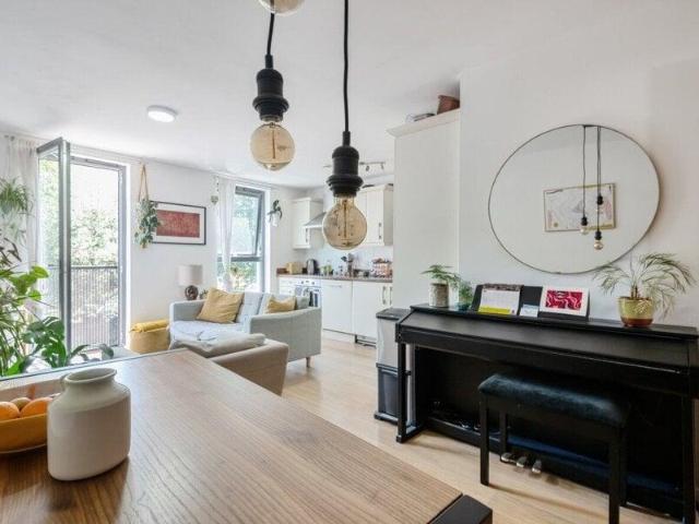 Apartment for sale in Cat Hill, England
