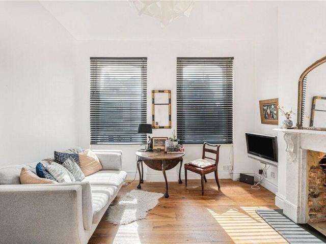 Apartment for sale in Cat Hill, England