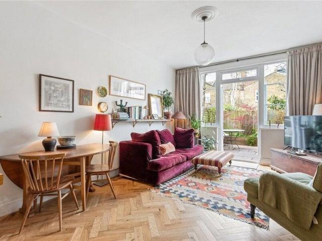 Apartment for sale in Cat Hill, England