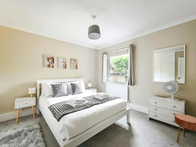 Apartment for rent in North Sheen, Greater London