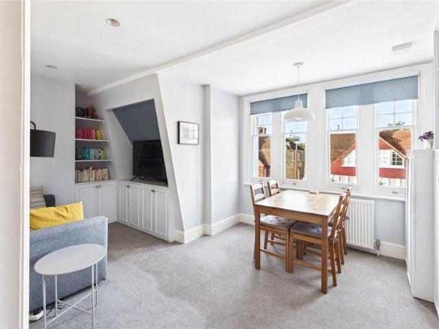 Apartment for sale in Cat Hill, England
