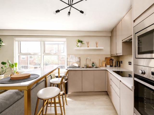 Apartment for sale in Cat Hill, England